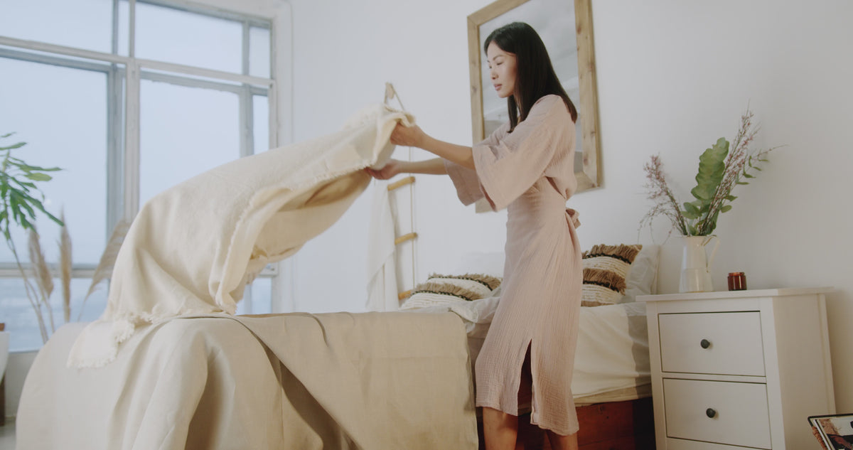Load video: AT LONDON Egyptian cotton satin bedding